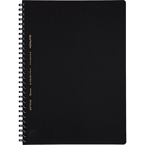 5mm方眼罫ブラック/セミB5/ス-SV407S5-D・Size:セミB5Style:5mm方眼罫・パッケージ個数:1・【カラー】 ブラック・【サイズ】 6号(セミB5) 【中紙寸法(タテ×ヨコ)】 252×179mm・【罫内容】 5mm方眼罫・【枚数】 70枚・【材質】 中紙:上質紙(厚口)、表紙:PP、リング:オレフィン系樹脂商品紹介 書くときにリングが気にならないソフトリングノートに、ビジネスタイプのデザインが登場! 【やわらかリングを採用したリングノート】 独自開発した「やわらかリング」を採用。 リングノートの良さはそのままに、リングがやわらかいので手に当たっても邪魔になりません。 【ビジネスシーンに馴染むPP黒表紙】 黒表紙なので、オフィスでの使用に主張しすぎずぴったりです。 通常のソフトリングノートよりも中紙が厚いので、裏うつりしづらくなっています。 【たっぷり書ける70枚】 70枚のノートページなので、たっぷり書けて長く使えます。 【書き込みやすく隅々まで使える】 最初のページから最後のページまで見開きで平らに開くので、ノートの隅々まで書き込むことができます。 平らに折り返すことができるので、狭い場所でも心地よく使うことができます。 【D字型のリング形状】 リングの形状が「D字型」になっているので、ぺージがめくりやすく、ノートのページの端がそろいやすくなっています。 【マイクロミシン目入りでキレイに切り離せる】 ノート中紙はマイクロミシン目入りのカットオフタイプなので、ミシン目からきれいに切り離すことができます。 商品仕様 ●表紙カラー/ブラック ●サイズ/ 6号(セミB5) ●中紙寸法(タテ×ヨコ)/252×179mm ●罫内容/5mm方眼罫 ●枚数/70枚 ●材質/中紙:上質紙(厚口)、表紙:PP、リング:オレフィン系樹脂 原材料・成分 表紙:PP、リング:オレフィン系樹脂