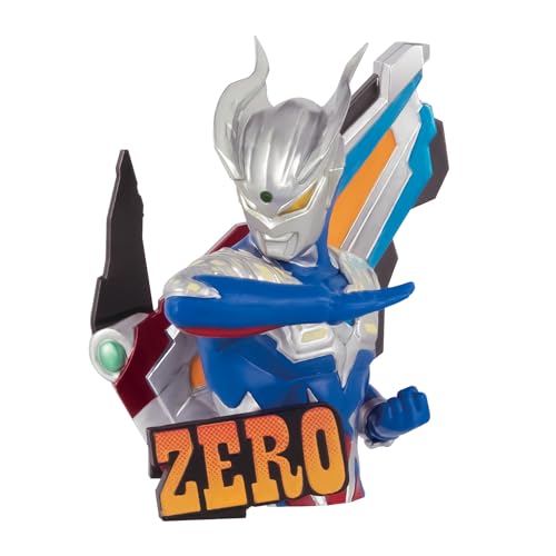 -/-/4570118148346・（C）円谷プロ商品紹介 新シリーズ「ディメンションズウルトラディスプレイシリーズ」にウルトラマンゼロが登場。全高約80mmのウルトラヒーローの上半身ポージングモデルです。背景には、変身アイテムのウルトラゼロアイがデザインされています。 安全警告 なし