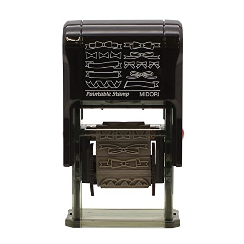 ミドリ スタンプ 回転印2リボン柄/H76×W44×D26mm/35444006・パッケージ個数:1・細かい柄をにじまずきれいに押せる10柄入りの回転印スタンプ・押した柄の上から水性マーカーで色が塗れます。・【サイズ】本体/H76×W44×D26mm・【素材】本体/ABS+POM+ポリカーボネート+バネ鋼材製、印面/ゴム製、インキパッド付(油性顔料系黒インキ)10種類の細かなイラストを、にじまずきれいに押せるスタンプです。ダイアルを回して10柄を切り替えて使用します。ノートや手帳、日記などを簡単にデコレーションできる楽しいスタンプです。インキパッド付なので気軽に何度でもたくさん押せる楽しさと、手描きでは難しいイラストが一瞬で再現できる手軽さが魅力です。1柄ずつ押すだけでなく、10柄を組み合わせるのもおすすめです。カードや包装紙などにランダムに押すだけで、テキスタイルのような大きな柄を作る事ができます。油性インキなので、押したスタンプの上から水性マーカーで色を塗ってもにじみません。付属のインキパッドで約2 000回押せます。インキが薄くなったら、別売りの「専用補充インキ」で補充可能です。 ※使い始めはインキが容量までいっぱいに入っているため、紙に押したときにインキが多く出やすい状態です。そのため紙の裏抜けが起こる場合があります。また強く押したり、長く押すとインキが多く出て裏抜けの原因になります。ご使用の前には必ず試し押しをしてください。※長期間スタンプを使用しない場合はインキパッドを本体から取り外し、インキパッドに蓋をして保管してください。※油性インキを使用しているため、衣類などへの付着にはご注意ください。※押印する紙の素材によりインキの乾きが遅くなったり、にじみが生じる場合があります。※破損の原因になるため、印面ゴムの部分を指や尖ったもので強く擦らないでください。※火気の近くや高温になる場所(夏場の車内や直射日光の当たるところ)には置かないでください。※付属のインキパッドで約2 000回押すことができます。インキが薄くなりましたら、別売りの「専用補充インキ黒」をご使用ください商品名:ミドリ スタンプ 回転印 リボン柄 35444006