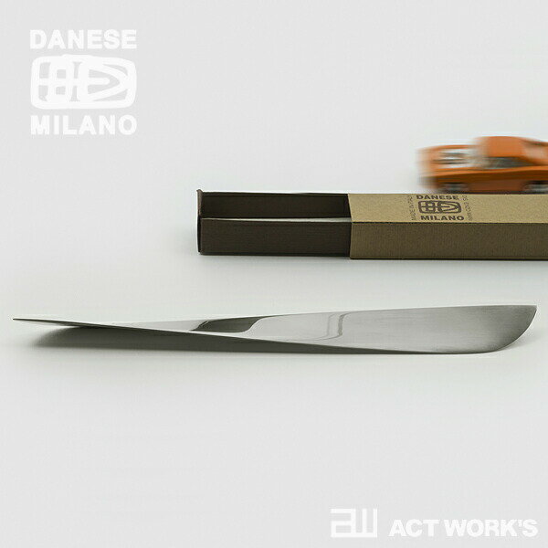 イタリア「DANESE MILANO（ダネーゼ・ミラノ）」のAMELANDです。 一見ひねっただけのようにも見えるミニマルなデザインのステンレス製のペーパーナイフです。 この角度が封筒を開封する際にちょうどストレスのかからないよう、絶妙にデザインされています。 機能性から生まれた角度は、同時に美しいシンメトリーを作りだし、彫刻のような存在感を放っています。 ニューヨーク近代美術館 パーマネントコレクションにも選ばれています。 エンツォ・マーリによるデザインです。 商品名 / 商品番号 AMELAND ペーパーナイフ サイズ 約W21.5×H2cm 素材 ステンレス 関連キーワード シンプル/デザイン雑貨/贈り物/プレゼント/お祝いブルーノ・ダネーゼとその妻ジャクリーン・ヴォドツによってイタリア・ミラノに1957年に設立され、1960年代にはイタリア・モダン・デザインにおいて重要なデザインブランドに。その後、一度は閉鎖されたものの、2017年からはデザイナーのロン・ギラッドがクリエイティブ・ディレクターに就任し、歴史的なプロダクトの生産と共に現在も挑戦的なプロダクトを世に出し続けているブランドです。