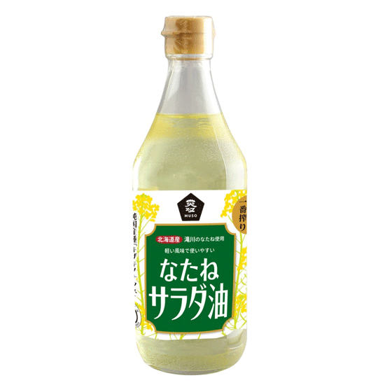 ■オススメポイント■ 自給率わずか0.04％の希少な国産菜種の中でも、北海道滝川産「キザキノナタネ」の菜種を限定使用。 昔ながらの圧搾法一番搾りのなたね油を溶剤を使わない湯洗いなど安全な方法で精製し、 使い勝手のよいサラダ油に仕上げました。 商品情報 ●名称：国産なたねサラダ油 ●原材料名： 食用なたね油（なたね（北海道滝川市産）） ●内容量：450g ●賞味期限：枠外下部に記載 ●保存方法：直射日光、高温多湿を避けて、常温で保存してください。 ●販売元：ムソー株式会社