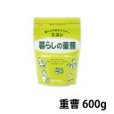 ミヨシ 暮らしの重曹 600g ブランド：暮らしの洗浄剤シリーズ 販売・製造元：ミヨシ石鹸 お掃除、お洗濯、食器洗いなど、暮らしの中でつかえる重曹(洗剤)です。 重曹(炭酸水素ナトリウム)は胃薬・ふくらし粉・入浴剤・歯磨等にも配合されています。 工夫次第で暮らしの様々な場面で用途がひろがる便利品。 冷蔵庫のにおい消しや浴槽掃除にもお使いいただけます。 使用方法 ●食器のシミ・茶渋・ポットの水垢取り等に、調理器具・シンク・浴槽等の洗浄に水を含ませたスポンジ等に重曹をつけて洗浄します。 ●鍋などのこげ落としに鍋に水を入れ重曹をふりかけて煮ます。冷えてからこすり落します。(水1カップに大さじ1杯の割合) ●冷蔵庫、クロゼット、下駄箱等の臭い取りにカップ2-3杯の重曹をふたのない容器に入れ、置いておきます。効果は2ヶ月位。 使用後はお掃除用に再利用できます。 ●お掃除用にレンジ・冷蔵庫内、ガラス等の清掃には重曹を水に溶かし、ぞうきん拭きします。(水1Lに大さじ3杯の割合) ●お洗濯にせっけんをお使いの場合の補助剤に重曹を加えると洗浄力がより良くなり、洗濯物の除臭効果があります。(水30Lに大さじ3杯の割合) 使用上の注意 ●食品ではありません。 ●幼児の手の届く所に置かない。 ●食品に使用しない。 ●熱湯に入れるとふきこぼれるので注意する。 ●荒れ性の方や長時間お使いになる場合は、炊事用手袋を使用する。 ●アルミ製・銅製・漆塗りの食器や調理器具等、金線・銀線・上絵付きの食器等には使用しない。 ●柔らかい素材の物は、傷つける事があるので目立たないところで試し、使用には傷つけないよう、強くこすらない。 ●使用後は湿気が入らないよう、袋の中の空気を押し出し、チャックを閉じる。 ●直射日光をさけ、高温多湿の所に保管しない。 応急処置 ●万一飲み込んだ場合は水を飲ませるなどの処置をする。 ●目に入った場合は、こすらずにすぐ水でよく洗う。 ●異常がある場合は、医師に相談する。 品質表示 ●用途：台所用、住まいの洗浄 ●液性：弱アルカリ性 ●成分：炭酸水素ナトリウム 重曹とは重曹は、天然の無機物質である炭酸水素ナトリウムであり、研磨作用や中和作用、軟水作用、消臭・吸湿作用、発泡・膨張作用など様々な作用を持っているため、お風呂やシンクの掃除、入浴剤、飲食物など、幅広く使用されています。 日用品／キッチン用品／台所用洗剤／重曹