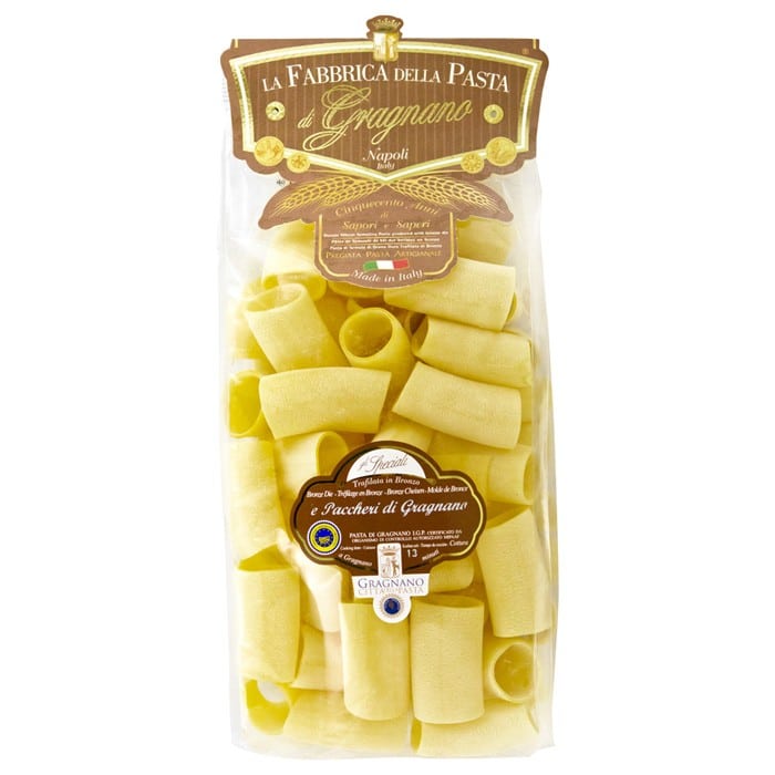 LA FABBRICA DELLA PASTA Paccheri Di Gragnanoラ・ファッブリカ・デッラ・パスタ社はパスタ発祥の地グラニャーノで3世代に渡り家族経営でパスタを作り続けているメーカーです。家族経営のため少量しか生産できませんが、原料はイタリア産にこだわったセモリナ粉のみ。ラッタリ山の清水とマエストロの伝統的製法によって作られたパスタは、低温でじっくりと乾燥されています。ナポリでは定番の筒状パスタ。魚介類とチェリートマトのソースが一般的です。生産地:イタリア・カンパーニャ州原材料:デュラムセモリナ100%内容量:500g長さ:6cmゆで時間:13分 ※本商品は、輸入品のため、外装に多少の汚れや傷等がある場合がございます。 本理由による返品・交換はお受けできかねます。予めご了承ください。