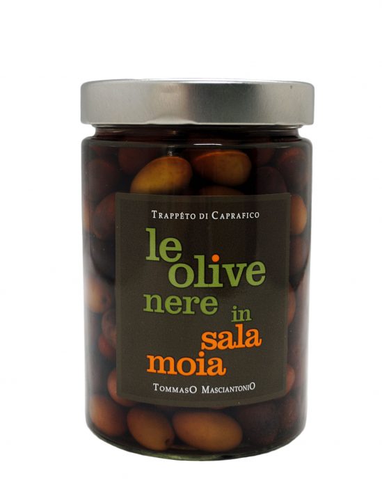 TOMMASO MASCIANTONIO Le Olive Nere In Sala Moia大きさはやや小さめです。ブラックオリーヴ特有のクセも少なく、着色をしていない自然な色も特徴です。原材料:ブラックオリーブ(レッチーノ種、約2cm)原材料:内容量:580g ※本商品は、輸入品のため、外装に多少の汚れや傷等がある場合がございます。 本理由による返品・交換はお受けできかねます。予めご了承ください。