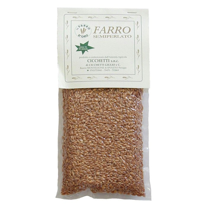 CHICCHETT Farro Semiperlatoファッロ（エンマ—小麦）は古代ローマ時代に最も重要な食材として使われていたいわば古代品種です。ミネラル、ビタミンが豊富で低インシュリンダイエット食材として人気があります。セミペルラート（半精麦）ですので調理時間が短縮できます。生産地:イタリア原材料:ファッロ小麦（イタリア産）内容量:500g ※本商品は、輸入品のため、外装に多少の汚れや傷等がある場合がございます。 本理由による返品・交換はお受けできかねます。予めご了承ください。