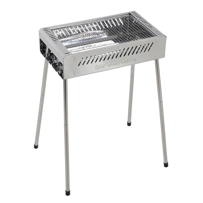 本体は錆びにくく丈夫なステンレス製。 BBQ・焚き火台としても使用可能。 組立簡単。ネジ不要。 パーツを極限まで減らし軽量化を実現。 【仕様】 組立サイズ:(約)幅500×奥行290×高さ700・350mm 収納サイズ:(約)幅500×奥行290×高さ120mm 製品重量:(約)2kg 網サイズ:(約)410×260mm セット内容:本体×1、バーベキュー網×1、脚(2本つなぎ)×4、キャップ×4 材質:本体・脚部/ステンレス鋼、バーベキュー網/鉄(クロムめっき) 高さ2段階調節可能(ハイ=約70cm、ロー=約35cm)、組み立て時ネジ不要 ■メーカー希望小売価格はメーカーカタログに基づいて掲載しています