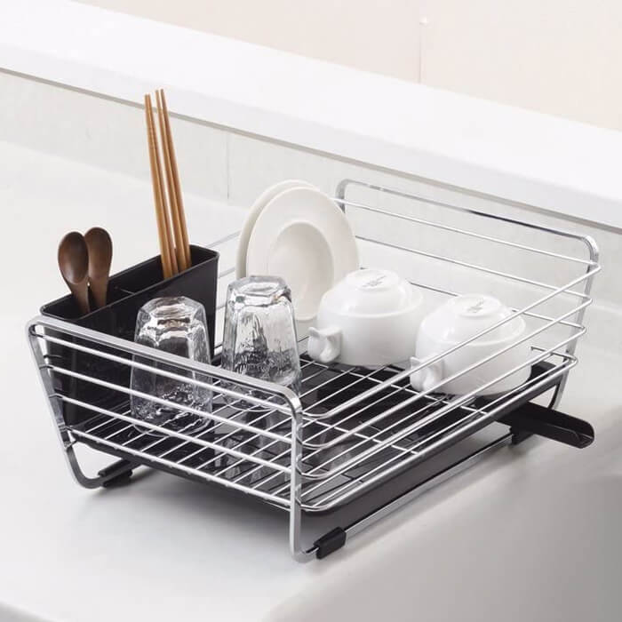 ●スタイリッシュなフォルムにカラーアクセントをつけてより印象的に ●防サビ加工 ●トレーが傾斜しているので排水ノズルを伝ってシンクに水が流れていき、水捨ての手間が省ける ●トレーのウラ面にある排水ノズルは可動式なので、好きな角度に合わせられ...