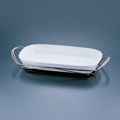 【仕様】 メーカー品番：9-1011-39W 幅×奥行×高さ：470×240×73mm SAシャトレホルダーシリーズ 深まる余韻。しなやかなエスプリが息づくノーブルなシルバー。 ヨーロッパの伝統と技術が生んだ、プロフェッショナルの ための本格派オーブンウェアです。隅々にまで美意識を反映 したこのシリーズ。 磁味あふれる硬質な陶器との調和を 図って、スタンドにはステンレス製のホルダーをセット。 ノーブルな銀の光沢が、テーブルに上質でしなやかな エスプリを生み出しています。スタッキング式のため、収納時には場所をとらなく、大変便利です。