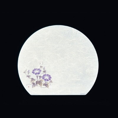 【仕様】 メーカー品番：WH-16 縦×横：370×320mm 絵柄の位置：左下 尺3半月まっと 遠赤抗菌和紙(食品雲流) 遊膳 遠赤抗菌和紙 尺3半月まっと(100枚入) ●尺3半月盆に適用できます。 ●無蛍光雲流遠赤抗菌和紙を使用しております。 〈特長〉 ●優れた抗菌効果で雑菌(大腸菌、病原性大腸菌O-157) の発生を強力に防ぎ、付着した雑菌の繁殖を抑え、ゆるやか に滅菌し長時間効果が持続します。 ●遠赤外線効果が、素材を活性化し、素材のうまみを引き出 します。 ※抗菌