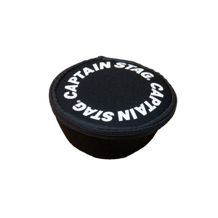 シェラカップを4個程度収納可能。 クッション性のある生地でシェラカップを保護。 別売りの調理器具、スプーン、フォーク、竹蓋、木製カップなどを組み合わせて収納可能。 製品サイズ(約)：外径135×高さ70mm 材質（品質）：表地・裏地/ポリエステル、クッション材/合成ゴム 仕様/その他：外径120×高さ45mm、容量320mm程度のシェラカップ4個程度を収納できます。※形状などにより収納できない場合がございます。 原産国：中国 ■メーカー希望小売価格はメーカーカタログに基づいて掲載しています