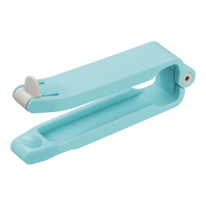 ●全長(mm)：95●材質：本体/ABS樹脂 (耐熱80℃) 刃/ステンレス鋼●閉じて袋のカット、開いてテープやフィルムなどのカットもできます。●使用しないときは刃をしまっておけるので安全です。●磁石付きで冷蔵庫等に貼り付けができます。入れる。●テープなどのカットは開いて使用できます。●カラー：ブルー●耐熱温度(℃)：80●耐冷温度(℃)：-30●開けにくい袋も、野菜のテープも「スッ切り」カット！●開いてテープやフィルムなどのカットに、閉じて袋のカットに大活躍。●マグネット付なので冷蔵庫などに貼っておけてとっても便利。●使用しないときは刃をしまっておけるにので安全です。