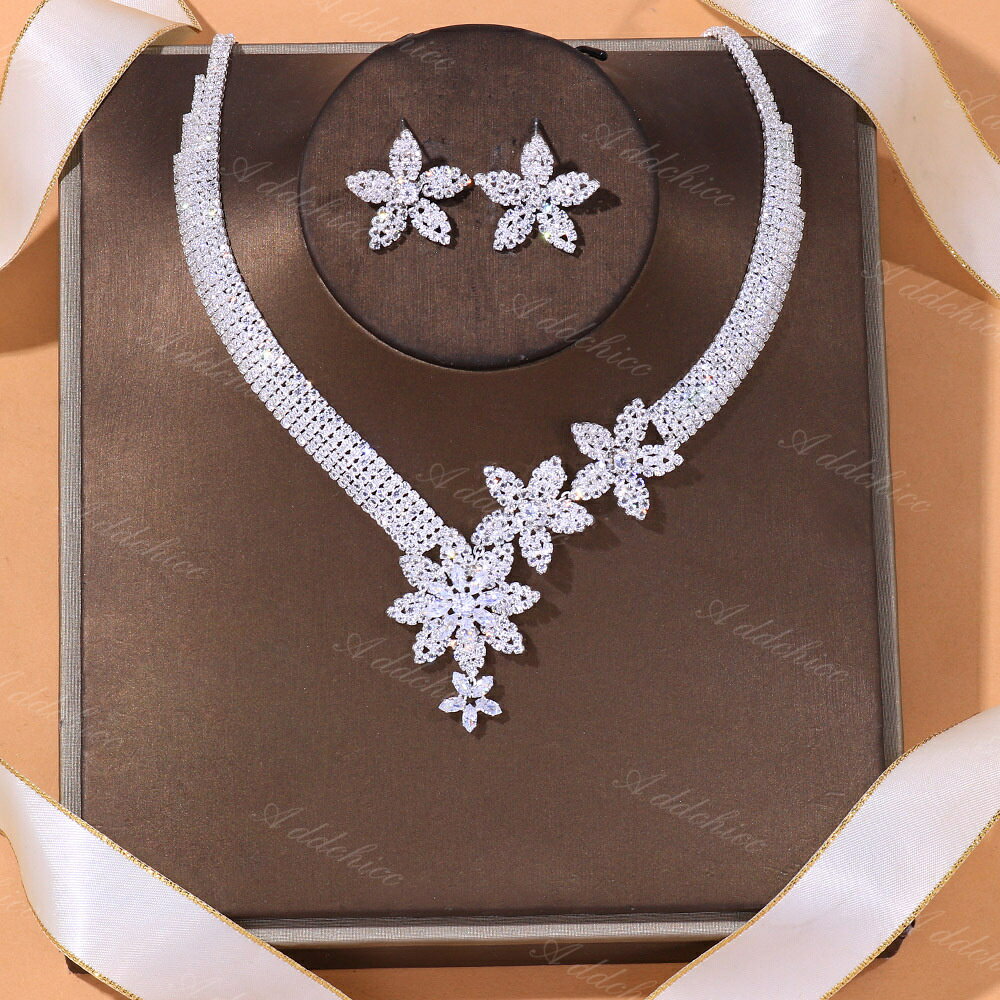 ▲商品内容：2点セット（ネックレス+ピアス）▲素材:合金、ラインストーン▲カラー:写真通り★サイズ：フリーサイズ【注意事項】モニターの発色具合によって実際の物と異なる場合がございます。 ネックレス ピアス 結婚式 安い 発表会 パーティー セット ウェディングアクセサリー 花嫁 二次会 ブライダル お呼ばれ 演奏会 成人式 前撮り 卒業式 プレゼント ギフト---------------------------------------- メーカー希望小売価格はメーカーカタログに基づいて掲載しています花嫁にもぴったりの高級感のあるアクセサリー。 ウェディングはもちろん、パーティーや発表会、舞台などでも活躍のセット商品です！