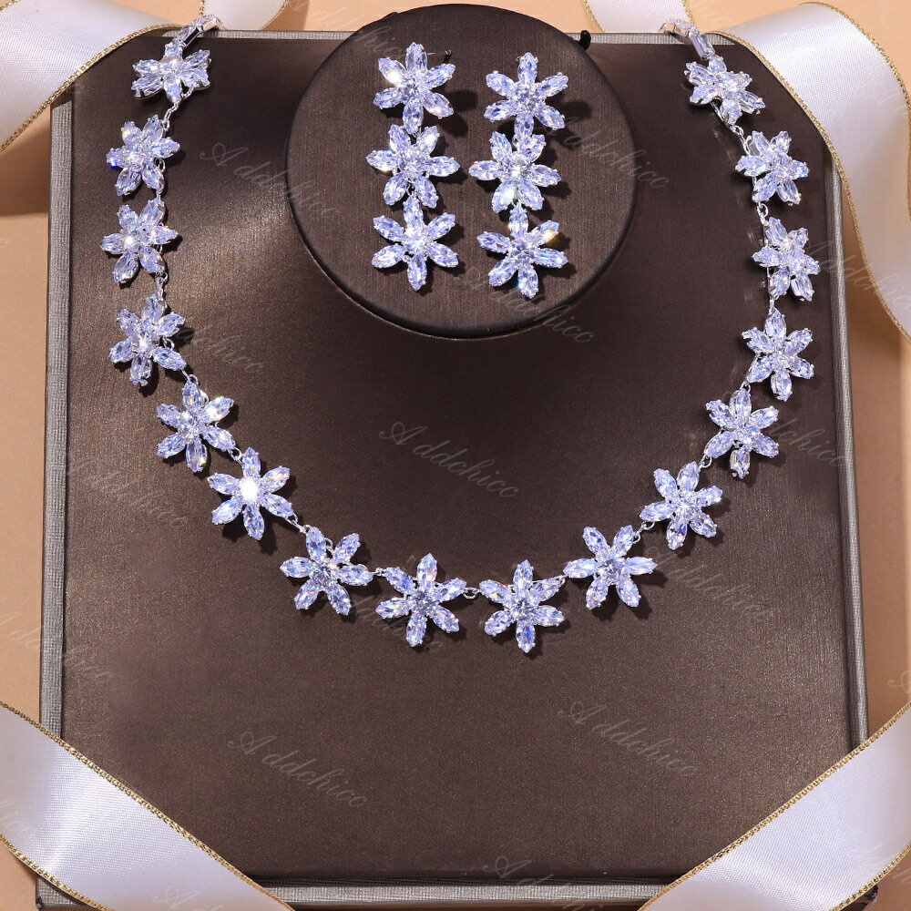 ▲商品内容：2点セット（ネックレス+ピアス）▲素材:合金、ラインストーン▲カラー:写真通り★サイズ：フリーサイズ【注意事項】モニターの発色具合によって実際の物と異なる場合がございます。 ネックレス ピアス 結婚式 安い 発表会 パーティー セット ウェディングアクセサリー 花嫁 二次会 ブライダル お呼ばれ 演奏会 成人式 前撮り 卒業式 プレゼント ギフト花嫁にもぴったりの高級感のあるアクセサリー。 ウェディングはもちろん、パーティーや発表会、舞台などでも活躍のセット商品です！