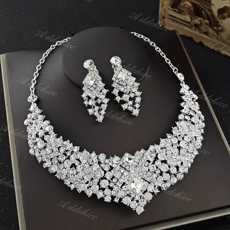 ▲商品内容：2点セット（ネックレス+ピアス/イヤリング）▲素材:合金、ラインストーン▲カラー:写真通り★サイズ：フリーサイズ【注意事項】モニターの発色具合によって実際の物と異なる場合がございます。 ネックレス ピアス 結婚式 安い 発表会 パーティー セット ウェディングアクセサリー 花嫁 二次会 ブライダル お呼ばれ 演奏会 成人式 前撮り 卒業式 プレゼント ギフト---------------------------------------- メーカー希望小売価格はメーカーカタログに基づいて掲載しています花嫁にもぴったりの高級感のあるアクセサリー。 ウェディングはもちろん、パーティーや発表会、舞台などでも活躍のセット商品です！