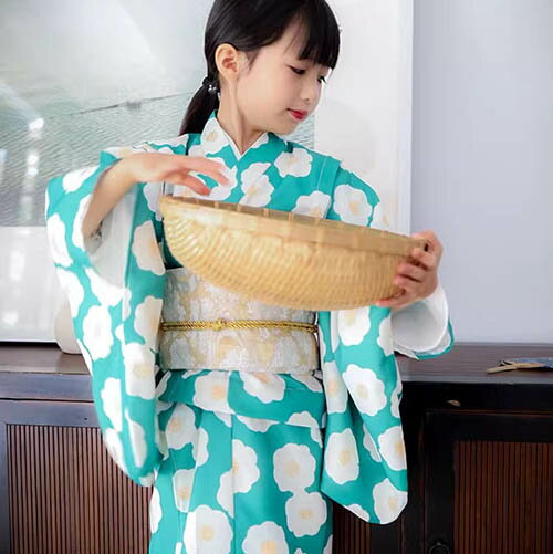 ★商品内容：浴衣単品★サイズ：90cm：着丈約70cm バスト75cm 適応身長84〜93cm前後100cm：着丈約80cm バスト76cm 適応身長94〜103cm前後110cm：着丈約90cm バスト77cm 適応身長104〜113cm前後120cm：着丈約100cm バスト78cm 適応身長114〜123cm前後130cm：着丈約110cm バスト79m 適応身長124〜133cm前後140cm：着丈約120cm バスト80cm 適応身長134〜143cm前後150cm：着丈約130cm バスト81cm 適応身長144〜153cm前後160cm：着丈約140cm バスト82cm 適応身長154〜163cm前後 ★素材：ポリエステル★適用季節：春、夏 ★原産国：中国 注意事項：※加工の過程上、若干の色ムラ、染め飛び等が見られる場合がございます、ご了承くださいませ。※生産の関係により写真と色、柄が若干異なる場合があります。 【納期について】ご入金を確認後5-7営業日以内に発送させていただきます。発送からお手元にお届けするまでさらに2〜3日程お時間がかかります。（北海道、沖縄、一部離島は除く）北海道・沖縄・一部離島へは1500円の追加送料が必要です。あらかじめご了承くださいませ。 キーワード：子供浴衣 キッズ浴衣 浴衣単品 女の子 和装 和服 子供 キッズ かわいい おしゃれ 夏祭り お祭り おまつり ひなまつり 花火大会 七五三 バースデー 記念撮影 90-160cm可愛いこども浴衣単品です。※モデル着用はイメージです。作り帯、下駄、小物等は付属いたしません。 バースデーや花火大会、お宮参り、夏祭り、初節句(ひな祭りや端午の節句)、などのいろんなシーンでの記念撮影に大活躍!