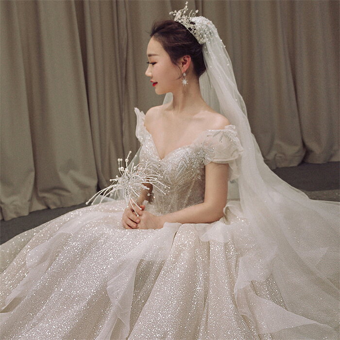 AddChicの姫系 ウェディングドレス Aライン ウェディングドレス 白 二次会 結婚式ドレス 花嫁 ブライダル ウエディングドレス 前撮り 後撮り 演奏会 披露宴 二次会 トレーン付き キラキラ コンサート パーティードレス ピアノ オフショルダー 海外挙式 送料無料｜アングル3