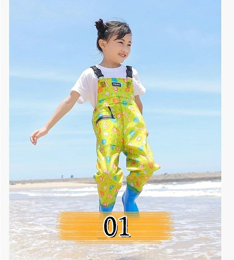 子供用のチェストハイウェーダーは、防水・軽量で快適な着用感。胴付き長靴デザインで水遊びやアウトドアにもぴったり。 子供用ウェーダーは、防水性に優れた胴付き長靴仕様で、水辺の遊びや雨の日のアウトドア活動に最適。チェストハイウェーダーのデザインにより、水濡れを心配せずに存分に楽しめます。砂場遊びや川遊びでも安心です。 靴底には耐摩耗性の高い厚めのソールを採用し、滑りにくく安定感抜群。水中の硬い石やぬかるみでも安心して遊べる設計です。丈夫な素材で、長期間お使いいただけます。 ウェーダーにはPVCナイロン素材を使用し、柔らかく快適な着心地を実現。長時間の使用でも疲れにくく、子供が自由に動き回ることができます。さらに、防水加工で汚れも簡単に拭き取れます。 前面にはファスナー付きのポケットを搭載。おもちゃや小物を収納できるため、遊びの際に非常に便利。アウトドアでも必要な物をすぐに取り出せます。 さまざまなシーンで活躍！家庭での水遊びだけでなく、キャンプや川釣り、アウトドアイベントなど多様なシーンで活躍します。胴長デザインが水濡れをしっかり防ぎ、どんな場所でも快適に使えます。 ●サイズ詳細等の測り方はスタッフ間で統一、徹底はしておりますが、実寸は商品によって若干の誤差(1cm～3cm )がある場合がございますので、予めご了承ください。 ●製造ロットにより、細部形状の違いや、同色でも色味に多少の誤差が生じます。 ●パッケージは改良のため予告なく仕様を変更する場合があります。 ▼商品の色は、撮影時の光や、お客様のモニターの色具合などにより、実際の商品と異なる場合がございます。あらかじめ、ご了承ください。 ▼生地の特性上、やや匂いが強く感じられるものもございます。数日のご使用や陰干しなどで気になる匂いはほとんど感じられなくなります。 ▼同じ商品でも生産時期により形やサイズ、カラーに多少の誤差が生じる場合もございます。 ▼他店舗でも在庫を共有して販売をしている為、受注後欠品となる場合もございます。予め、ご了承お願い申し上げます。 ▼出荷前に全て検品を行っておりますが、万が一商品に不具合があった場合は、お問い合わせフォームまたはメールよりご連絡頂けます様お願い申し上げます。速やかに対応致しますのでご安心ください。子供用のチェストハイウェーダーは、防水・軽量で快適な着用感。胴付き長靴デザインで水遊びやアウトドアにもぴったり。 子供用ウェーダーは、防水性に優れた胴付き長靴仕様で、水辺の遊びや雨の日のアウトドア活動に最適。チェストハイウェーダーのデザインにより、水濡れを心配せずに存分に楽しめます。砂場遊びや川遊びでも安心です。 靴底には耐摩耗性の高い厚めのソールを採用し、滑りにくく安定感抜群。水中の硬い石やぬかるみでも安心して遊べる設計です。丈夫な素材で、長期間お使いいただけます。 ウェーダーにはPVCナイロン素材を使用し、柔らかく快適な着心地を実現。長時間の使用でも疲れにくく、子供が自由に動き回ることができます。さらに、防水加工で汚れも簡単に拭き取れます。 前面にはファスナー付きのポケットを搭載。おもちゃや小物を収納できるため、遊びの際に非常に便利。アウトドアでも必要な物をすぐに取り出せます。 さまざまなシーンで活躍！家庭での水遊びだけでなく、キャンプや川釣り、アウトドアイベントなど多様なシーンで活躍します。胴長デザインが水濡れをしっかり防ぎ、どんな場所でも快適に使えます。 ●サイズ詳細等の測り方はスタッフ間で統一、徹底はしておりますが、実寸は商品によって若干の誤差(1cm～3cm )がある場合がございますので、予めご了承ください。 ●製造ロットにより、細部形状の違いや、同色でも色味に多少の誤差が生じます。 ●パッケージは改良のため予告なく仕様を変更する場合があります。 ▼商品の色は、撮影時の光や、お客様のモニターの色具合などにより、実際の商品と異なる場合がございます。あらかじめ、ご了承ください。 ▼生地の特性上、やや匂いが強く感じられるものもございます。数日のご使用や陰干しなどで気になる匂いはほとんど感じられなくなります。 ▼同じ商品でも生産時期により形やサイズ、カラーに多少の誤差が生じる場合もございます。 ▼他店舗でも在庫を共有して販売をしている為、受注後欠品となる場合もございます。予め、ご了承お願い申し上げます。 ▼出荷前に全て検品を行っておりますが、万が一商品に不具合があった場合は、お問い合わせフォームまたはメールよりご連絡頂けます様お願い申し上げます。速やかに対応致しますのでご安心ください。