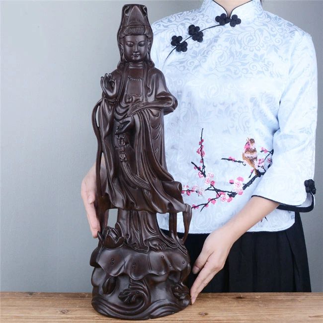 　商品説明 商品内容 木彫りの菩薩立像 カラー （写真通り） 生産国 　中国 サイズ 高さ30CM/40CM/50CM/60CM 素材 黒檀木/花梨木 送料 　送料無料 商品紹介 観音菩薩は「観音さま」と呼ばれ、昔から広く民衆に親しまれています。「観音経」の中で観音菩薩は施無畏者であると言われていて、一切の衆生(しゅじょう)を救ってくれる現世利益の仏様です。 観音菩薩は日本人にとって一番なじみ深い仏様といって良いかもしれません。「わらしべ長者」のような、古来より伝承される昔話などにも観音様が出てくるものが実に数多くあります。それだけ庶民の心と生活に深く根付いているという事でしょう。 観音様という呼称が一般的ですが、仏教の世界では「観世音菩薩」「観自在菩薩」とも呼ばれます。「観自在菩薩」の「観自在」とは地上のあらゆるものを自由自在に見通すことができるという意味になります。観音様は世界中の人々の暮らしを日々見守ってくださっています。我々が苦しみ、真に助けを求める時、観音様は現れ救済をしてくださるのです。 注意事項 ●ページの閲覧環境によって、掲載写真と実際の商品の色合いが異なる場合があります。 ●モデルに小物を使う場合がございますが、商品に含まれませんのでご了承下さい。 ●一部商品はボタンの穴が開いていない場合もございますが、不良品ではございませんのでご了承ください。 ●製造過程・出荷過程の間に出来た細かなキズ・ヨゴレなどある場合がございます。細かい部分まで気になさる方は、ご購入をご遠慮ください。 ●商品の仕様は、製造元の都合により予告なく変更することがあります。また、突然の欠品等で商品手配の遅れや手配ができない場合がございますので、ご了承ください。 ●お届けした商品に不備がございましたら、お届け後5日以内にご連絡ください。早急に対応させていただきます。なお期日を過ぎた場合はお受け致しかねますので予めご了承ください。 ●土日祝祭日のご注文およびお問い合わせへの弊社からのご連絡は、翌営業日となります。 ●海外製品のため、詳細タグなし。