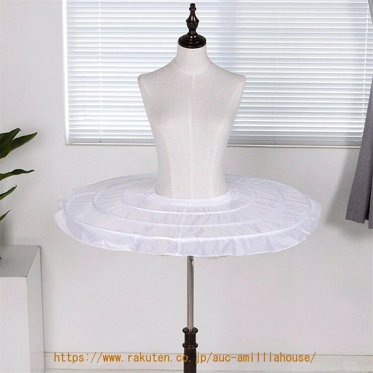 ●商品名....パニエのみ ●カラー....ホワイト ●素材....ポリエステルなど●サイズ:S/Mサイズこちらはバレエ・ロリータファッション・コスプレに最適なパニエです。 適度な広がりでスカートにふんわりとしたボリュームを演出し、華やかなシルエットに仕上げます。注意事項1.洗濯の際は色落ちの可能性がありますので単品手洗いでお願いいたします。2.モデル着用写真は画面上のカラーと実物では、多少色味が異なって見える場合もございます。お客様が使用するパソコンのモニター設定や部屋の照明により多少、色の変化が感じられる場合がございます。 3.ご存知の通り海外の工場での縫製は日本の工場と比べますと、細かい点で雑に見えるものがございます。ご購入前に、・・・・等、ご注文内容にお間違いがないか必ずご確認ください。