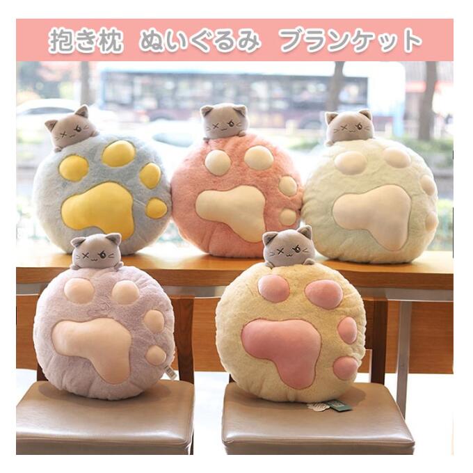 商品説明 キーワード 肉球型 抱き枕 クッション もちもち やわらか マシュマロ 飾り おもちゃ 安眠グッズ ねむねむ 毛布付き ふわふわ 可愛い 取り外し可 背当てクッション 肉球好き 腰枕 座椅子 腰楽 仮眠 癒し 萌える ピンク ぬいぐるみ 猫爪型 肉球抱き枕 洗える ロング枕 添い寝 多機能 横向き寝 クッション柔らかい 背もたれ お誕生日 プレゼント 贈り物 記念日 子ども 癒し縫い包み もこもこ イエロー 昼寝枕 背当て 素材 ポリエステル/PP綿 サイズ クッション:40cm ブランケット:100*160cm 商品説明 【ふわふわ】：フワフワの手触りが気持ちいい、とってもかわいいクッション兼抱き枕です しっぽもついて飾っておくだけでもまるでぬいぐるみのようで可愛いですよ ご自宅のソファーやベッドルームはもちろん、オフィスのチェアーの背もたれ部分にもいかがでしょうか 落ち着いた色合いなので会社などでも違和感なくお使い頂けます 柔らかネコちゃんに癒されて下さいね 【ストレス解消】：触り心地のいい上質な生地を使った素敵な品である、とても癒されて、思わず抱きしめたくなっちゃいます ふんわりして肌触りがしっとりなので、思わず抱きしめたくなっちゃいます 抱きしめたときの柔らかさが心地よくてもう離したくない 【可愛い抱き枕】：超可愛いデザインですが、子供から大人まで好きになれます 子供、お誕生のプレゼント、フルーツが好きな人への贈り物などにゴージャスで特別な贈り物として大人気です 注意事項 ※モニターの発色の具合によって実際のものと色が異なる場合があります。 ※サイズは当店平置き実寸サイズです。生地の伸縮により若干の誤差及びタグの表記とは異なる場合があります。 ※洗濯機のご使用は避け、手洗いをしてください。 ※洗濯後は速やかに形を整えて直射日光を避け陰干ししてください。 ※タンブラー乾燥、漂白剤、アイロンのご使用はお避け下さい。 ※ドライクリーニングは出来ません。 ※直射日光の当たる場所や、高温、多湿な場所には放置しないで下さい。