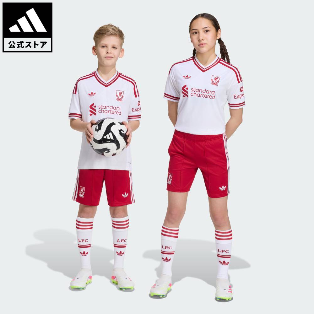 Brand：オリジナルスSports：サッカーCategory：ウェア・服【33cg】【color:レッド】【size:130】 【size:140】 【size:150】 【size:160】 スポーツブランドアディダス公式ショップキッズ リバプールFC 26/27 アウェイ ショーツリバプールFC 26/27 アウェイ ショーツでリバプールFCの伝統を新しい世代に伝えよう。70年代と80年代のヨーロッパで行われた伝説的な試合の半券にインスパイアされたこのショーツは、繊維一本一本にクラブの伝統が織り込まれている。特注のベース生地にはLFCのDNAが注入され、デビルのクラブエンブレムと雪の結晶の全体プリントがディテールに深みを与え、ピッチの中でも外でも目立ちたい若いファンにぴったり。アディダスのクライマクールテクノロジーは、素早く汗を吸収して逃すので、涼しくいられる。学校でプレーしているときも、スタンドで応援しているときも、快適さが続く。レギュラーフィットとドローコードクロージャーにより、アクティブに動いても乱れずしっかりフィット。ミッドライズウエストで毎日快適に過ごせる。アディダスのブランドとクラブエンブレムがルックスを完成させ、オーセンティックな印象とともに、リバプールの豊かな歴史を称えている。このショーツは単なる試合用ウェアではなく、サッカー界の王者に対するトリビュートだ。お子様が涼しくドライに快適に遊べる、クライマクールテクノロジーを採用したショーツ。レギュラーフィットドローコードポリエステル100%インターロック生地クライマクールテクノロジー商品番号：KB8309色：Strawberry Redモデル：YY565・対象：ジュニア（8〜16歳）スポーツ：サッカーテクノロジー：クライマクールSizeウエスト股下股上ヒップ裾回り13014015016050cm55cm60cm64cm14cm16cm17cm19cm21cm23cm25cm26cm77cm83cm89cm95cm44cm47cm50cm54cm※ 上記の数値はそれぞれのサイズにおける製品の寸法を表しています。※ 商品によっては、表示の寸法から若干の誤差（1～2cm）が発生する場合があります。※ 同じサイズでも、製品の素材の特徴やデザインによって着用感が異なる場合があります。