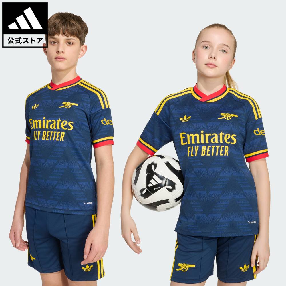 Brand：オリジナルスSports：サッカーCategory：ウェア・服【32cg】【color:ブルー】【size:130】 【size:140】 【size:150】 【size:160】 スポーツブランドアディダス公式ショップキッズ アーセナル FC 26/27 アウェイ レプリカ ユニフォーム伝説的な「傷だらけのバナナ」デザインにインスパイアされたアーセナル FC 26/27 アウェイ ユニフォーム キッズ。クラシックを再解釈した大胆なカラーが、ノスタルジーと若々しいエネルギーを一枚に凝縮している。アーセナルのレガシーに敬意を捧げながら、アイコニックなスタイルとモダンなパフォーマンスを融合させた、すべての若きファンのためのユニフォーム。涼しく、ドライに、常に準備万端。クライマクールが汗を素早く吸収・拡散し、涼しくドライ、かつ集中力を途切れさせないパフォーマンスをサポートする。吸湿性に優れたファブリックが、プレー中のキッズを快適な状態にキープする。レギュラーフィットとクルーネック仕様が、動きやすさと気軽な着こなしを両立させる。スタンドで声援を送る日も、友だちとボールを追いかける日も、この子ども用ユニフォームは、常のあらゆるサッカーシーンにフィットするようデザインされている。ピッチの上でも外でも、クラブへのプライドをまといながら、快適に過ごしたいキッズの頼れる一枚。涼しくドライな着心地をキープし、プレーに集中できる環境へと導く、クライマクールを採用したサッカーユニフォーム。レギュラーフィットクルーネックポリエステル100%ダブルニット構造商品番号：KB9963色：Collegiate Navyモデル：TR931・対象：ジュニア（8〜16歳）スポーツ：サッカーテクノロジー：クライマクールSize胸囲うしろ着丈袖丈13014015016074cm80cm86cm93cm46cm51cm56cm61cm27cm29cm32cm36cm※ 上記の数値はそれぞれのサイズにおける製品の寸法を表しています。※ 商品によっては、表示の寸法から若干の誤差（1～2cm）が発生する場合があります。※ 同じサイズでも、製品の素材の特徴やデザインによって着用感が異なる場合があります。