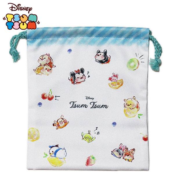 Disney Tsum Tsum スマホゲームで大人気のぬいぐるみ『ツムツム』の巾着袋です！ ミッキーやミニー、ドナルド、チップ＆デール、プーさん、エイリアンなどみんなが大好きなディズニーキャラクター勢揃いのカワイイデザイン☆ 表面と裏面で異なるデザインなのも嬉しい♪ たくさん入る底マチ付きで使いやすい！ しわになりにくく、アイロンも簡単◎ 抗菌・防臭加工。 メイク道具や歯ブラシなどもすっきり収まり、ポーチ代わりにしてカバンの中の小物整理もできちゃいます♪ ちょっとしたギフトにもオススメの可愛いきんちゃく袋です！ 【サイズ】21×18×7cm 【重量】40g 【素材】ポリエステル100％ 【生産国】中国