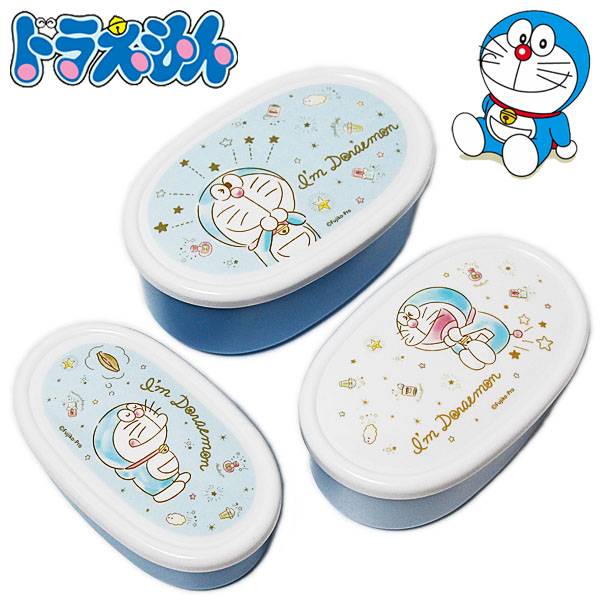 Sanrio Fujiko-Pro I'm Doraemon 幅広い世代で愛され続ける藤子・F・不二雄原作の『ドラえもん』のランチケース3点セットです！ キュートな表情のドラえもんがプリントされたカワイイデザイン☆ 全体に抗菌加工が施されています。（※すべての細菌の増殖を抑制するものではありません。） 大・中・小、異なるサイズのランチケースがコンパクトに収納できる入れ子式。 フタを外せば電子レンジOK！ フルーツ容器や保存ケースとしても使える便利なアイテム◎ 【サイズ】Lサイズ：14×9×5cm Mサイズ：13×8×4.5cm Sサイズ：12×7×3.5cm 【容量】Lサイズ：400ml Mサイズ：280ml Sサイズ：180ml 【重量】160g 【素材】フタ：EVA樹脂 本体：ポリプロピレン 【生産国】日本
