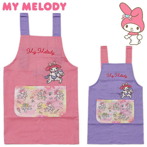 Sanrio My Melody 子供から大人まで愛されるサンリオの人気キャラクター・マイメロディーのこども用エプロンです！ 前面に馬に乗るマイメロちゃんのかわいいアップリケ刺繍が付いたキュートなデザイン☆ うしろをボタンで留めるタイプで、サイズを調節できます。 ポケットが付いているので、ハンカチやティッシュなどを入れるのに便利！ 小学校の工作・家庭科の時間や、おうちでのお手伝いなどにオススメの前掛けです♪ ポケット×2 【サイズ】身丈：56cm（肩ひも含まず）、身巾：38～40cm 【重量】120g 【素材】本体：ポリエステル65％、綿35％ ポケット部分：ポリエステル100％ 【生産国】中国