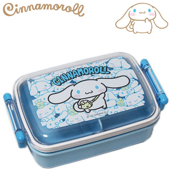 Sanrio Cinnamoroll サンリオの大人気キャラクター・シナモロールのふわっとふたタイトランチボックスです！ キュートなシナモンやみるく、鳥さんたちがプリントされたカワイイデザイン☆ 全体に抗菌加工が施されています。（※すべての細菌の増殖を抑制するものではありません。） のり等がフタにくっつきにくく押し潰れを防ぎ、デコレーションが崩れにくい！ おかずが片寄りにくい高い仕切り付き。 しっかり密封するパッキン・止具付き。 フタを外して電子レンジOK♪ 食器洗い乾燥機にも対応！ 名前を記入できるネームシール付き。 幼稚園、保育園、遠足にかわいいお弁当箱で楽しいお昼ごはん♪ 【サイズ】17×10.5×6cm 【容量】450ml 【重量】150g 【素材】フタ：AS樹脂 本体、仕切：ポリプロピレン 止具：ABS樹脂 パッキン：シリコーンゴム 【生産国】日本