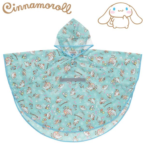 Sanrio Cinnamoroll サンリオの大人気キャラクター・シナモロールの子供用レインポンチョです！ キュートなシナモンがプリントされたカワイイデザイン☆ 後ろが10cmほど長めになっているので、ランドセルやリュックなどを背負ったままかぶれます♪ フードの顔周りは首元まで透明になっているので、周りが見えやすく、左右の視界も邪魔しにくい！ 暗い道でも安心の反射テープが前後に付いています♪ スナップボタンが付いていて、留めると袖口になります！ 背面裏側にネームタグ付き。 携帯に便利な収納袋付き♪ 可愛いレインウェアで雨の日も楽しくなるネ！ 【サイズ】着丈：前61cm、後71cm（適応身長：110～125cm） 袋：20×23.5cm 【重量】120g 【素材】本体、袋、バイピング、反射テープ：ポリエステル100％ フード：ポリエチレン ボタン：ポリアセタール 【生産国】中国