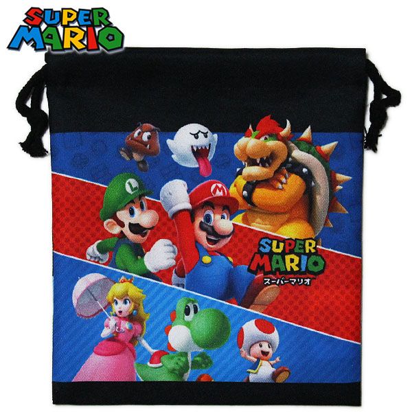 Nintendo Super Mario Bros. 日本だけでなく世界的に長年愛され続ける任天堂の大人気ゲームキャラクター・スーパーマリオの巾着袋です！ マリオ＆ルイージ、ピーチ姫、クッパ、キノピオ、ヨッシー、クリボー、テレサたちがプリントされたカワイイデザイン☆ 背面にはステージイラストが入っています。 内側には学年と名前を記入できるネームタグがあります♪ 小物類の収納やお子様のコップ入れ用としても◎ ちょっとしたプレゼントにも最適の可愛いきんちゃく袋です！ 日本国内任天堂販売許諾商品です。 【サイズ】18×20.5cm 【重量】30g 【素材】ポリエステル 【生産国】中国