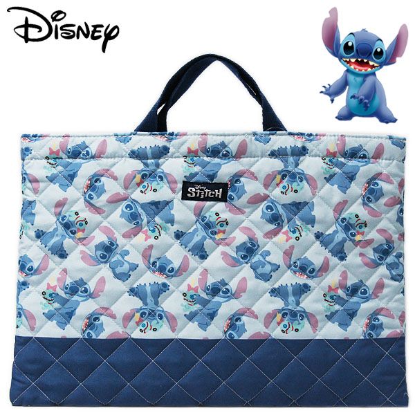 Disney Lilo & Stitch ディズニーの人気アニメーション映画『リロアンドスティッチ』のレッスンバッグです！ スティッチ＆スクランプがプリントされたカワイイ総柄デザイン☆ 前面には“STITCH”ロゴの入った織りネーム付き。 内側には名前を記入できるネームタグが付いています♪ 学校用としてはもちろん、塾や習い事用のサブバッグとしても活躍します◎ 入園・入学準備や新学期にぴったりなキルティング仕様の手提げバッグです！ 内ポケット×1 【サイズ】41×30cm 【重量】130g 【素材】ポリエステル100％ 【生産国】中国
