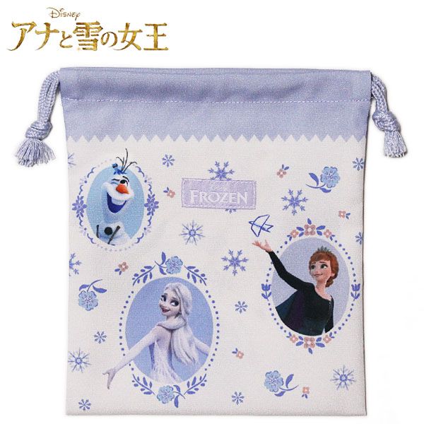 Disney Frozen ディズニーの長編アニメーション映画『アナと雪の女王』の巾着袋です！ アレンデール王国の王女・エルサや妹のアナ、雪だるまのオラフたちがプリントされたカワイイデザイン☆ 前面には“FROZEN”ロゴの入った織りネーム付き。 内側には名前を記入できるネームタグが付いています♪ 小物類の収納やお子様のコップ入れ用としても◎ ちょっとしたプレゼントにも最適の可愛いきんちゃく袋です！ 【サイズ】20×23cm 【重量】40g 【素材】ポリエステル100％ 【生産国】中国