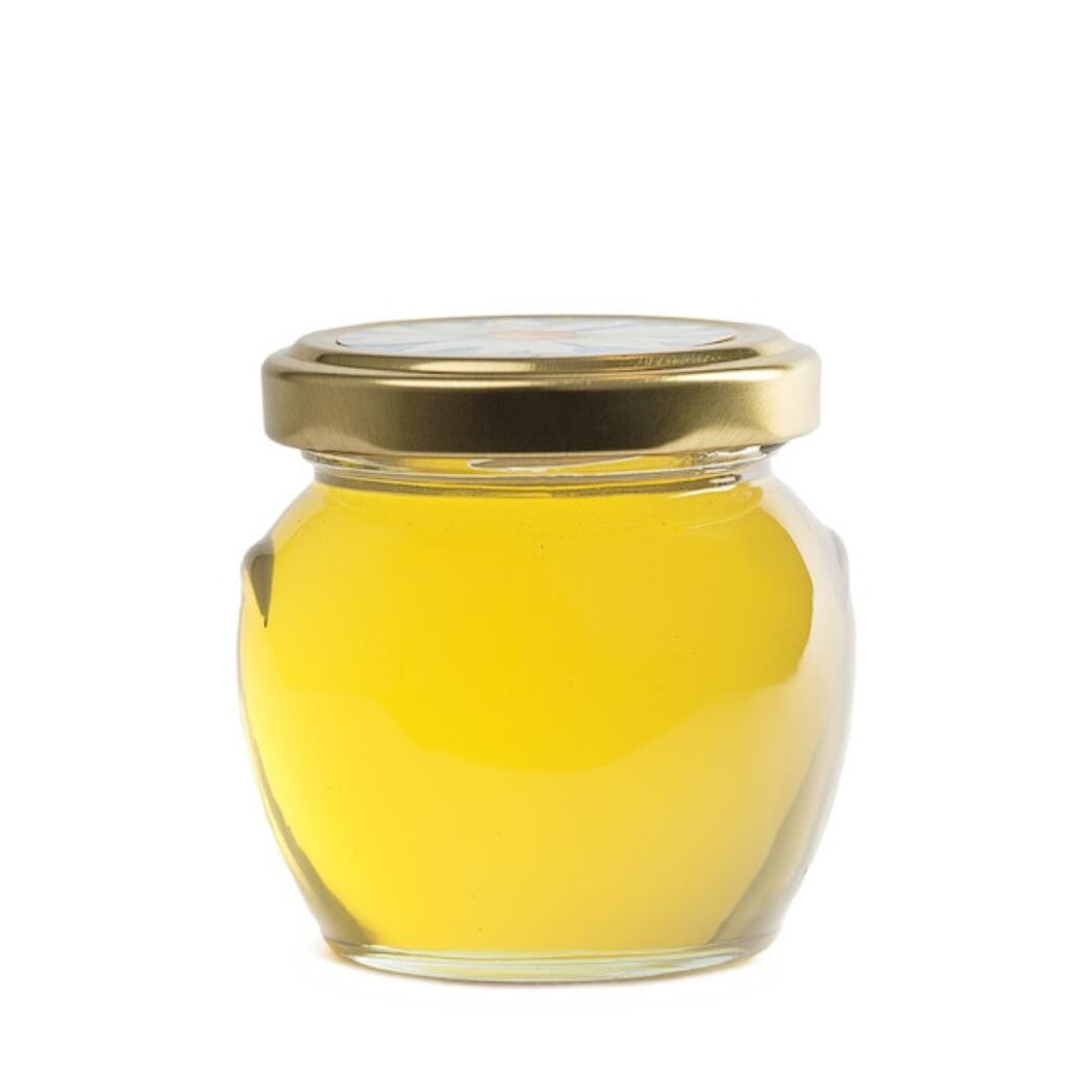 アカシアはちみつ（Acacia Honey） スロベニアハチミツ　130g スロベニアハチミツモアカシアはちみつ（Acacia Honey） 130g 100%天然のアカシアの蜂蜜は美しく透明な黄色をしており、肝臓と腎臓の機能を高めストレスの緩和に効果的とされています。結晶化は非常にゆっくりなのも特徴です。 マイルドな香りと甘みが親しみやすく、特に子どもにとても人気があります。 パンはもちろん紅茶、コーヒー、ヨーグルト、シリアルなど何にでも合う定番の蜂蜜です。原材料：はちみつ（スロヴェニア産）内容量：130g注意：1歳未満の乳児には与えないでください。自然を尊重する態度 生命の調和を保つことができるのです。私たちは、お客様に ご提供できることを誇りに思います。伝統と知識に浸りながら、細心の注意を払って準備された 伝統と知識 私たちの祖父は子供の頃からミツバチを飼っていました。私たちの祖父は子供の頃からミツバチを飼っていました。11歳の少年だった祖父は、ストローバスケットを手に、近所の養蜂家にミツバチの群れを頼んだ、 近所の養蜂家にミツバチの群れを頼んだ。と頼んだ。蜂の巣は何年もかけて増えていった。ミツバチと彼の生涯を共にした。農場でミツバチや他の動物の生態を観察しながら 農場でのミツバチや他の動物たちの生活を観察するうちに、彼は自然と生命に対する尊敬の念を抱くようになった。自然と生命を尊重する態度を築いた。彼はその姿勢と知識を家族に引き継いだ。そして次の世代の養蜂家を育てた。次世代の養蜂家を育てた。こうして父は、愛情を持ってミツバチを世話するようになった。ストレスの多い目まぐるしい生活の中で、父は養蜂を通じて喜びや静けさ、自然とのふれあいを見出していた。彼は家族全員にミツバチへの献身と愛情を「伝染」させ、私たち全員を養蜂に参加させた。こうして小さな養蜂家が、徐々にクレブス家の養蜂家へと成長していった。自然とミツバチへの大きな敬意を保ちながら、私たちはより真剣に取り組み、新しく革新的なハチミツ製品やその他のミツバチ製品を開発し始めた。根気強く、さまざまなターゲット・グループに合わせた幅広い製品を提供することで、スロベニア全土および海外のバイヤーを納得させることに成功した。私たち家族の養蜂事業を継続的に改善した結果、2007年にAerton d.o.o.社が設立されました。 5