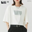 ヴィンテージ感際立つ箔プリントTシャツ 存在感あるシルバーの箔プリントが施されたTシャツ。 ショート丈でスタイルアップも叶える優秀な1着。