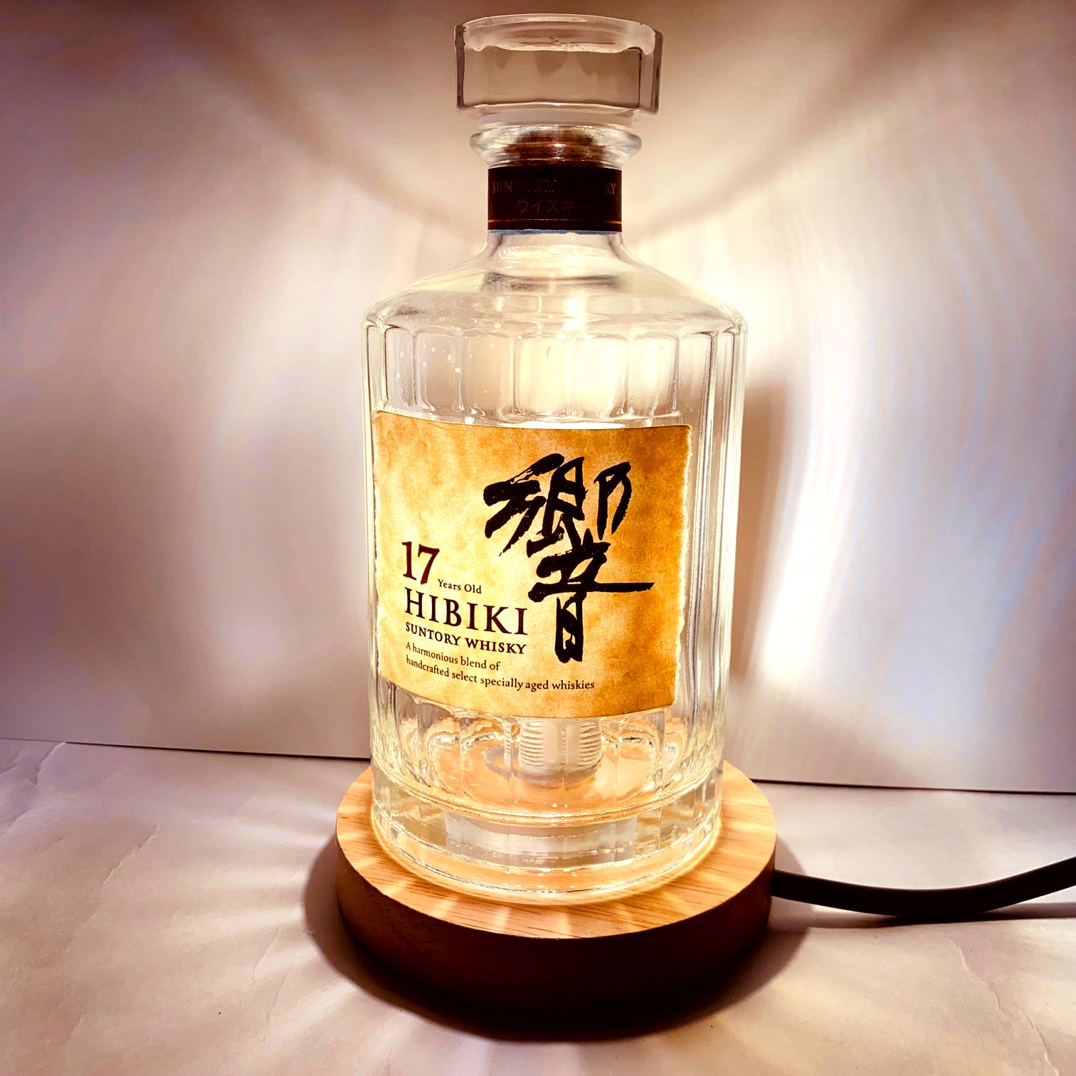 LEDオリジナルボトルランプ テーブルランプ 【入手困難】サントリー 響 17年 700ml ウッドベース ウィスキー瓶でのハンドメイドデスクランプ テーブルランプ インテリア 家庭用コンセントで利用