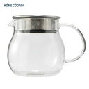 [HOME]茶こし付フタで茶葉がゆったり広がります。 《450ml/670m》 200ml単位で目盛りが付いています。 底面のサイズ： ・品番：HC-TTP120245CL20　　450mL 底面：約67mm ・品番：HC-TTP120267CL20　　670mL 底面：約70mm 《450ml》 型番 HC-TTP120245CL20 素材 本体：耐熱ガラス、フタ・茶こし：ステンレス鋼・ポリプロピレン・シリコーンゴム 容量 450ml 生産国 中国 《670ml》 型番 HC-TTP120267CL20 素材 本体：耐熱ガラス、フタ・茶こし：ステンレス鋼・ポリプロピレン・シリコーンゴム 容量 670ml 生産国 中国 &nbsp; ■お手入れ方法 ・本製品はガラスポットのみ、食器洗浄乾燥機で使用できます。フタ・茶こしには使用できません。 ・本製品ガラスポットのみ、電子レンジで使用できます。フタ・茶こしは使用できません。 ・使用後はつけ置き洗いはせず、やわらかいスポンジに食器用洗剤を付けて洗浄し、 &nbsp;やわらかい布などで水分をよく拭き取り、十分に乾燥させてから保管してください。