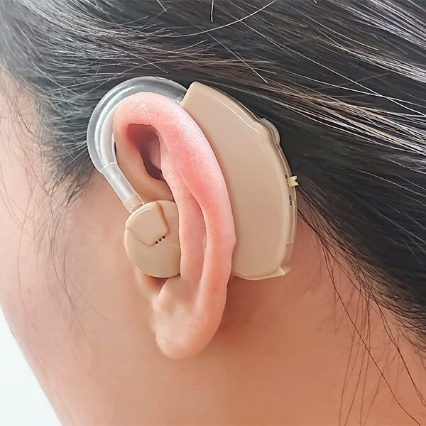 集音器 補聴器 耳穴型 電池式 小型集音器 耳穴型補聴器 簡単 馴染む 目立たない 両耳対応 音量調節 収納ケース付き 安い プレゼント 敬老の日 小型で目立たない、両耳対応集音器 使いやすく良く聞こえる！イヤーフック型 集音器目立ちにくく、小型軽量で使いやすい設計■ かさばらずに便利な、耳にかけるタイプ肌に近い色を採用しているため、目立ちません。左右どちらの耳でも使用可能です。■ ボリュームダイヤルで手軽に音量調整耳かけ部後部にボリュームコントロールがついているので、集音器を装着しながら音量を変えることができ、快適な音量に調節できます。■ イヤーキャップ3サイズ付属耳のサイズに合わせて付け替えられる、イヤフォンキャップが3サイズ付き。携帯に便利な収納ケースも付属しています。◆関連キーワード◆電池式 左右兼用 両耳 簡単 耳穴式 コンパクト 超小型 ボタン電池 軽量 イヤーパッド 売れ筋 お買い得 おすすめ いい買物の日 福袋 便利グッズ 快適グッズ 2