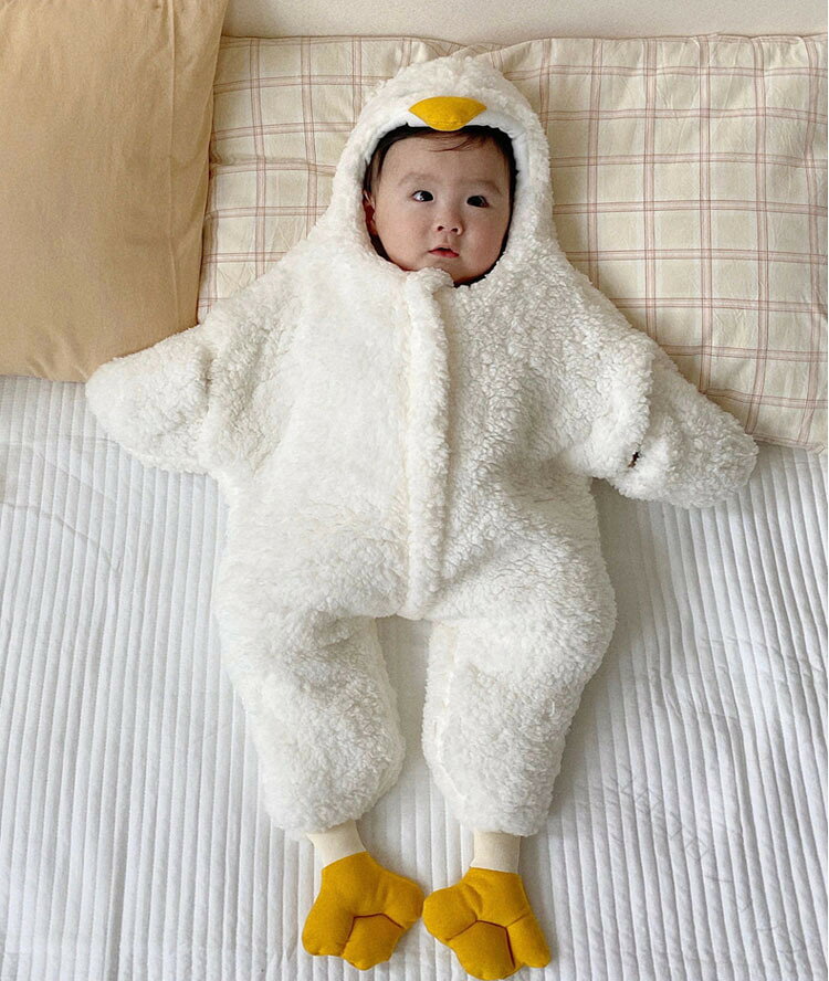 もこもこカバーオールです。ハロウィンやクリスマスの仮装に、テーマパークでのコスプレ衣装に。男の子も女の子もかわいく着こなせます。ふわふわ素材なので冬の寒い時期にお出かけしても暖かくおすすめです 指定された配送時間は承っておりません。【コロコロショップ】商品のこだわり赤ちゃんの冬の防寒に最適な厚手ボア素材フード付きロンパース 男の子女の子向け動物デザインの可愛いパジャマ項目内容商品名アヒルロンパース<br>素材｜厚手ボア<br>デザイン｜アヒル<br>サイズ｜赤ちゃん用、フード付き、長袖POINT 011. ふわふわ素材で暖かさをキープ｜寒い冬でも赤ちゃんをしっかり守る、快適な着心地を提供します。POINT 022. 可愛いアヒルデザイン｜男の子も女の子も楽しめる、見た目にも楽しいロンパースです。POINT 033. ハロウィンやクリスマスの仮装に最適｜テーマパークでのコスプレ衣装としても活躍します。POINT 044. 防寒対策に最適な厚手ボア素材｜冬のお出かけでも安心して着用できます。アヒルロンパース, 赤ちゃん, 防寒, ベビー服, おもしろロンパース, ボア, フード付き, 動物デザイン, 冬用, カバーオール, コスプレ, 男の子, 女の子, プレゼント, ハロウィン, クリスマス, もこもこ, 寝袋, パジャマ, 厚手, あったか, ふわふわ素材, 可愛い, 長袖, 出産祝い, お出かけ, 暖かい, 冬服, 赤ちゃん用, おしゃれ, 通常配送【関連キーワード】アヒルロンパース, 赤ちゃん, 防寒, ベビー服, おもしろロンパース, ボア, フード付き, 動物デザイン, 冬用, カバーオール, コスプレ, 男の子, 女の子, プレゼント, ハロウィン, クリスマス, もこもこ, 寝袋, パジャマ, 厚手, あったか, ふわふわ素材, 可愛い, 長袖, 出産祝い, お出かけ, 暖かい, 冬服, 赤ちゃん用, おしゃれ, 通常配送