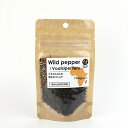 マダガスカルの野生の胡椒(Wild Pepper)と呼ばれるスパイスです。一般的な胡椒や、マダガスカル特産のピンクペッパー(赤胡椒)とも異なる品種(piper borbonense)です。現地ではVotsiperiferyと呼ばれています。その名の通り林に野生している植物で、鮮烈な香りと、刺激的な辛みで、食卓に取り入れたい新しい胡椒です。ステーキやチーズとの相性は抜群です。煮込み料理に少量に入れても、麺類に合わせても、よいアクセントになります。枝が少しついているのが特徴ですが、そのまま食べていただけます。お好みで砕いてからご使用ください。ウッディーでフローラルな要素と、わずかなシトラス感、燃やしたハーブのような香りがあります。 つる状になっており、木は30mくらいまで育つことがあります。 サイズ： 25g 素材： 胡椒 仕入国： マダガスカル 【注意事項】 直射日光・湿度の高い所を避けて保管ください。配送方法に小型便（ポスト投函)を選択しますとメール便で配送されますので、到着日時指定はお受けできません。