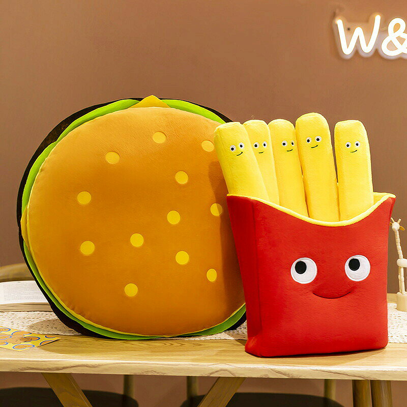 ハンバーガー＆ポテト クッション 大きい もちもち かわいい カートゥーン おもしろ 雑貨 インテリア 景品 クリスマス ギフト 40cm ハンバーガーとフライドポテトの組み合わせが可愛い、カートゥーン風フード抱き枕ぬいぐるみ。 ハンバーガーとフライドポテトの組み合わせが可愛い、カートゥーン風フード抱き枕ぬいぐるみ。 存在感のある大きめサイズで、ソファやベッドに置くだけでお部屋が明るく映えます。 ふんわり柔らかな触り心地で、抱き枕・背当てクッション・撮影小物としても大活躍。 おもしろ雑貨が好きな方へのプレゼントや、イベント景品にもおすすめです。 **※サイズにつきましても若干の誤差が生じる場合がございますのでご了承ください。 5