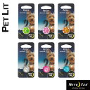 製品仕様 商品名 NITE IZE PET LIT（セーフティライト） サイズ／寸法 【寸法】全長約4.2〜4.5cm 直径2〜2.5cm 【重さ】5g 素材／材質 LED・プラスチック・ステンレス タイプ バウグリーン／バウピンク／バウオレンジ／バウピンク／ ジュエルホワイト／ジュエルピンク／ジュエルブルー ご注意事項 ※本体ご購入時に入っている電池はテスト電池 　の為、早いうちに点灯しなくなる場合があり 　ます。 ※モニターの発色の具合によって実際のものと 　色が異なる場合がございます。ご了承ください。 その他商品説明 「夜のお散歩を安全に！」 　愛犬や愛猫の首輪やリードなどにつけてお散 　歩時の安全対策にオススメ！ 「操作はとっても簡単！」 　スイッチはひねるだけでON-OFFができま 　す。 「日常生活防水機能付き」 　日常生活防水機能付きなので雨の日のお散歩 　も安心です。 「超軽量（5グラム）」 　とっても軽くて小さいので超小型犬でも負担 　になりません。 必ずご確認ください！ 【メール便をご利用の際の注意事項】 ■メール便はポスト投函となる為、 &nbsp;「代金引換」「日時指定」は併用できません。 ■この商品を8点までのご注文の場合の送料は &nbsp;&nbsp;&nbsp;送料＝「メール便送料」×「NiteIze PetLit &nbsp;&nbsp;&nbsp;セーフティライト(交換用電池もOK)8点迄」&nbsp;&nbsp;&nbsp;&nbsp;となります。&nbsp;&nbsp;&nbsp;&nbsp;※楽天市場のシステムの関係上「個数×メール便送料」&nbsp;&nbsp;&nbsp;&nbsp;&nbsp;&nbsp;にて自動計算されますが、当店にてご注文を確認後、&nbsp;&nbsp;&nbsp;&nbsp;&nbsp;&nbsp;NiteIze PetLit セーフティライト(交換用電池もOK)&nbsp;&nbsp;&nbsp;&nbsp;&nbsp;&nbsp; 8点迄のご注文につきましてはメール便1通分の送料&nbsp;&nbsp;&nbsp;&nbsp;&nbsp;&nbsp; に変更させて頂きますのでご安心くださいませ。 ■転居等による住所不備による転送は行われません。 &nbsp;&nbsp;&nbsp;送付先の誤りによる不配達ににつきましては当店では対&nbsp;&nbsp;&nbsp;応を致しかねますので予めご了承ください。&nbsp;&nbsp;&nbsp;住所不備等で商品が返送された場合は、往復の送料およ&nbsp;&nbsp;&nbsp;び当店所定の手数料をご請求致しますので十分にご注意&nbsp;&nbsp;&nbsp;ください。 ■ご自宅のポストの投函口に荷物の箱（縦横：A4サイズ/&nbsp;&nbsp;&nbsp;厚み2．5cm が入らない）が入らない場合はお客様へ &nbsp;&nbsp;&nbsp;直接お渡しいたします。 &nbsp;&nbsp;&nbsp;不在の場合は不在通知を投函し配達支店での保管となり &nbsp;&nbsp;&nbsp;ます。 &nbsp;&nbsp;&nbsp;長期ご不在（不在通知投函から7日間以上）で商品が返&nbsp;&nbsp;&nbsp;送された場合は往復の送料および当店所定の手数料をご&nbsp;&nbsp;&nbsp;請求致しますので十分にご注意ください。 ■メール便は、配送事故補償がありません。 &nbsp;&nbsp;&nbsp;発送後の商品が紛失した等の場合、商品代金の保証は行 &nbsp;&nbsp;&nbsp;っておりません。 &nbsp;&nbsp;&nbsp;予めご了承の上、メール便をご利用ください。 &nbsp;&nbsp;&nbsp;ご心配な方は保証のございます宅急便の配送をお選びく &nbsp;&nbsp;&nbsp;ださい。