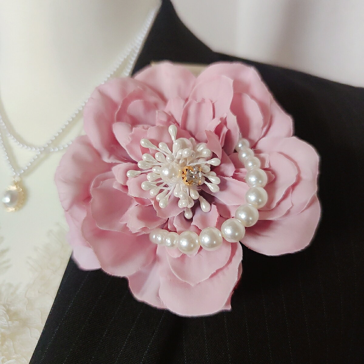 コサージュ ブローチ ピンク　クリスタル花芯 ハンドメイド 卒業 結婚式 花 ホワイト　アクセサリー ジュエリー 人気 流行 トレンド おしゃれ ブランド 女性 プレゼント ギフト