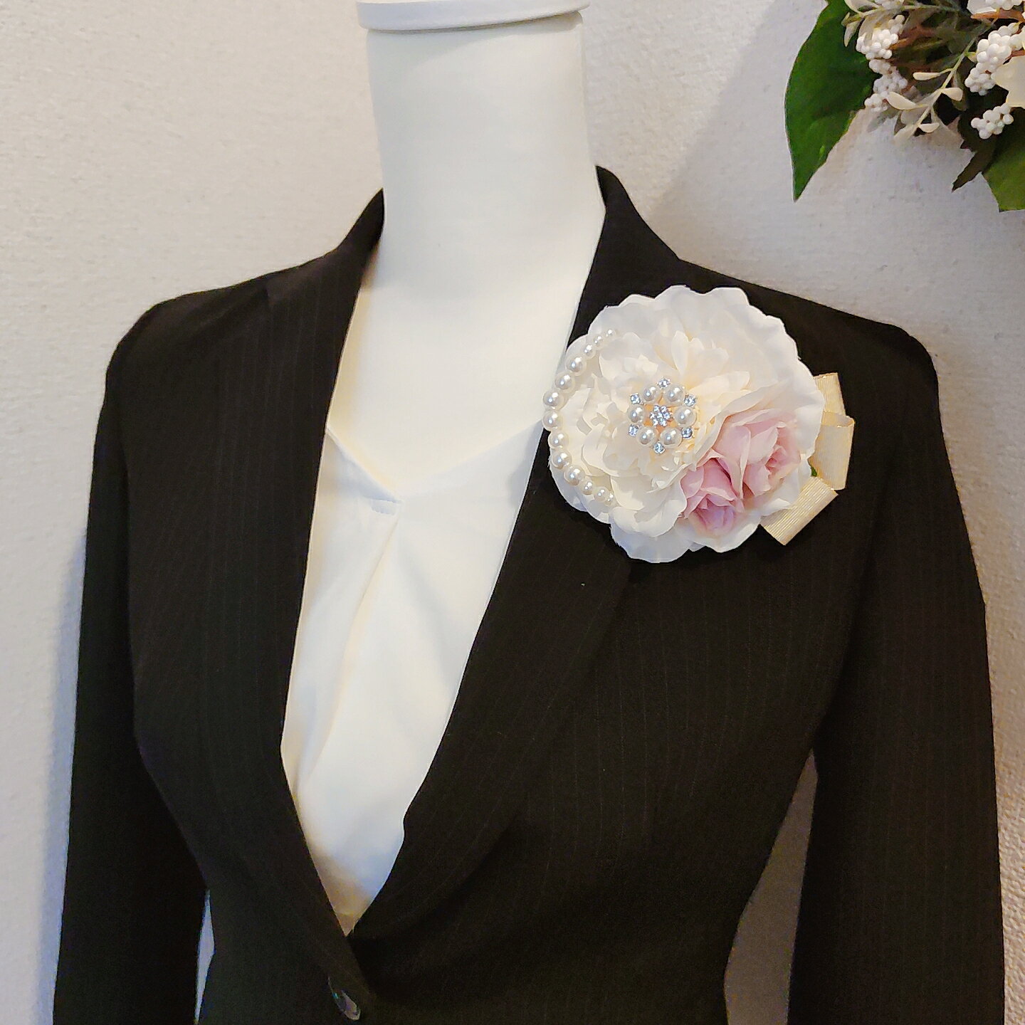 コサージュ ブローチ ピンク　クリスタル花芯 ハンドメイド 卒業 結婚式 花 ホワイト　アクセサリー ジュエリー 人気 流行 トレンド おしゃれ ブランド 女性 プレゼント ギフト