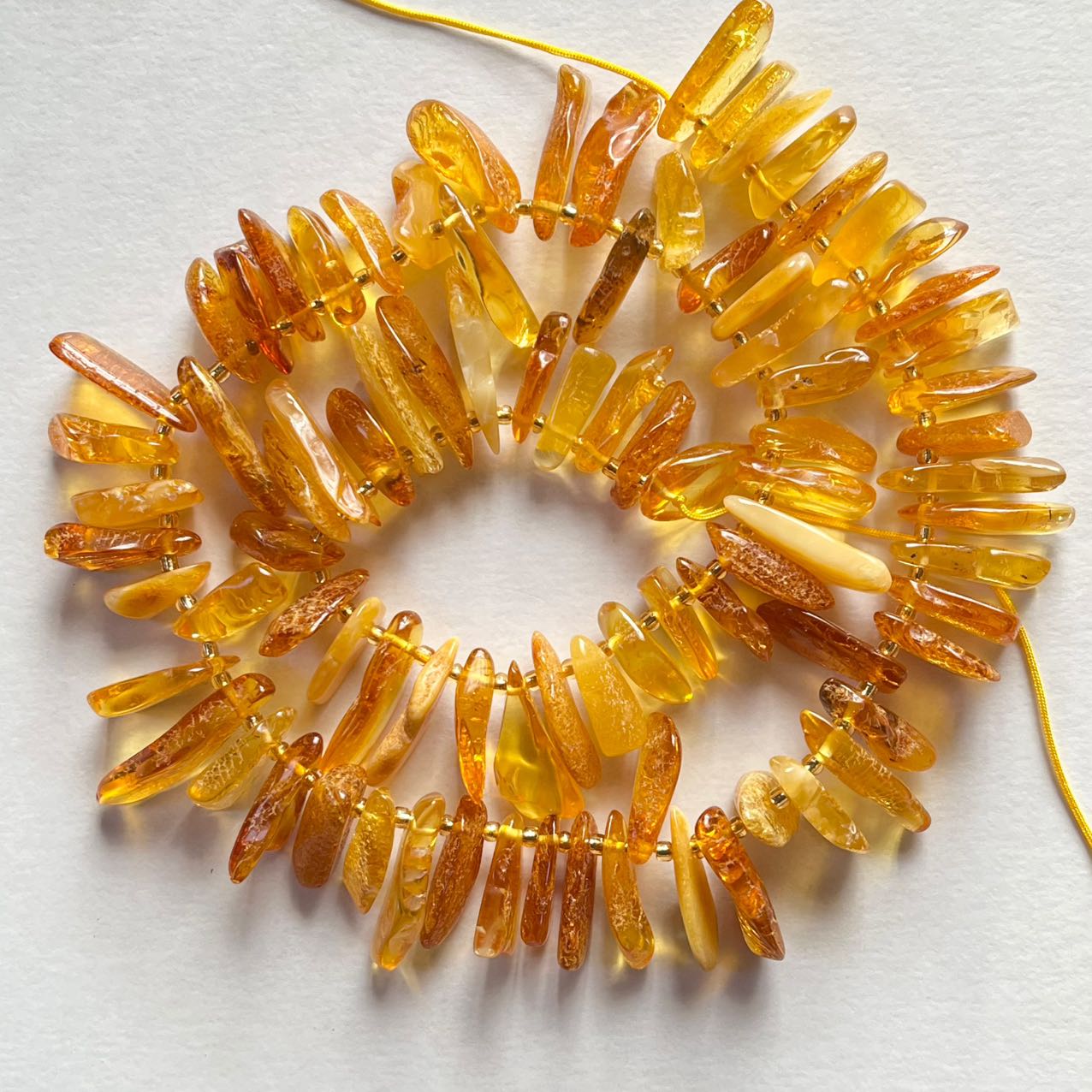 天然琥珀ビーズA級約9x18mm,37cm連。