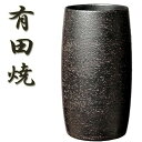 商品紹介 ■サイズ 直径25×高さ45cm　　　重量：約12〜13kg ■素　材 磁器製（有田焼） ■備　考 磁器は、長石（石質）が主成分を成している陶石という石の粉と磁土を混ぜて高温で焼きます。 焼成温度が高く約1300度の高温で焼成され、陶器よりも優れた強度を持ちます。 有田焼は磁器の分類に入り粒子が細かく吸水性がなく丈夫です。 有田焼は日本の主な磁器として知られ高貴な価値観を持ち磁器の特性である丈夫さに優れ 住まいのやきものとして永くご愛用して頂けます。 ■完成品 ■送　料 ：送料無料（沖縄、北海道を除く） ※沖縄・北海道の方は申し訳ございませんが、別途送料2000円ご負担頂きます。 ■注意事項 やきものの為に重量やサイズは、多少前後する場合がございます。 また色目や仕上がりも生産時期により多少異なる場合がございます。 陶器と比べ丈夫な商品ですが、やきものですので乱暴な絶対に扱いはしないで下さい。 ●商品画像は実際の色にできるだけ近づけておりますが、 　 お客様のパソコンの使用環境により多少変化致しますご了承下さいませ。 ■キーワード 傘立て,傘たて,傘置き,アンブレラ,高級,モダン,アンブレラスタンド,レインラック,玄関収納 岩尾磁器工業株式会社,有田焼,有田,やきもの,IWAO VESSELA,新築祝い,激安,お洒落