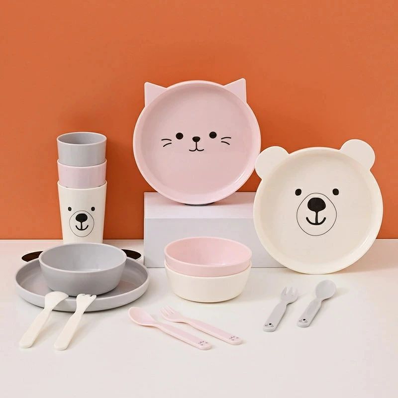 この商品は新作のベビー食器セットで、PP（ポリプロピレン）素材を使用しています。PP 素材は安全で軽量、かつ耐熱性に優れており、ベビーに使うのに最適です。 食器は可愛いキャラクター造型が施されており、ベビーたちを惹きつける魅力的なデザインです。このセットには、皿、コップ、フォーク、スプーン、茶碗が含まれており、ベビーの食事や離乳食を提供するのに必要なすべての食器がそろっています。 ギフトボックスに入っているため、誕生日やお祝い事などのプレゼントにも最適です。また、可愛いデザインがママたちの心も虜にします。この食器セットを使えば、ベビーの食事時間をより楽しく、安全に過ごすことができます。