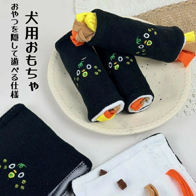 【ノーズワークおやつ隠し】 おやつを隠して遊べるノーズワーク仕様。嗅覚を使って探すことで、集中力や知育トレーニングをサポートします。【全面シャカシャカ音入り】 全面にシャカシャカ素材を内蔵し、噛む・踏むたびに楽しい音が鳴ります。退屈解消や家具破壊対策にもおすすめです。【引っ張り遊び対応】 両端の布部分で噛んだり引っ張ったりできる仕様。愛犬とのコミュニケーション遊びにも最適です。【ストレス解消・ひとり遊び】 お留守番中のひとり遊びにもぴったり。分離不安や運動不足、ストレス解消に役立ちます。【かわいい海苔巻きデザイン】 ユニークな寿司デザインと刺繍表情が特徴。写真映えも抜群で、ペット用ギフトとしてもおすすめです。1個 サイズ：14×5.5cm 重量：30kg【原産国／製造国: 中国】 .犬用ノーズワークおもちゃ 海苔巻き寿司ぬいぐるみ おやつ隠し 嗅覚訓練 知育 発声 スナッフルトイ 早食い防止 ストレス 運動不足解消 分離不安対策 ひとり遊び 洗える ペット かわいい。 指定された配送時間は承っておりません。【大安堂 楽天市場店】