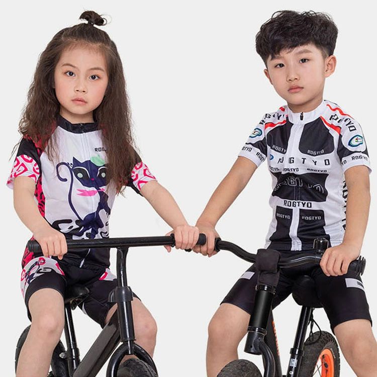 この商品には以下の仕様があります。 商品説明 商品内容 子供用 サイクルジャージ上下セット 素材 ポリエステル+スパンデックス 生産国：中国 サイズ L-3XL(110-140) カラー 写真通り 適用場合 サイクリング、釣り、登山、マラソン、ゴルフ、アウトドア、等の野外活動をはじめ、ジムや屋内スポーツなどにも最適です。 注意書き（購入前に必ずご確認ください） ※商品写真は、できる限り現品を再現するように画像処理などの補正を行っておりますが、ご利用のモニターや環境により差異が生じます。予めご了承ください。 ※上記の数値は、実測によるものです。多少の誤差はご容赦ください。 ※仕様は予告なく変更される場合があります。（ご使用に差し支えない程度） その他 ・お客様が通常と同じお買い物ステップで安心して海外の商品を購入できるよう、楽天市場から指定を受けた委託先である（株）コマースロボティクスが、当店の店舗運営業務を行います。 ・当店でご購入された商品は、原則として、「個人輸入」としての取り扱いになり、中国の浙江省からお客様のもとへ直送されます。 ・個人輸入される商品は、すべてご注文者自身の「個人使用・個人消費」が前提となりますので、ご注文された商品を第三者へ譲渡・転売することは法律で禁止されております。 ・ご注文後、5営業日以内に配送手続きをいたします。配送作業完了後、5～9日程度でのお届けとなります。（詳しい納期情報が商品ページにてご確認ください） ・通関時に関税・輸入消費税が課税される可能性がありますが、当ストアの負担となります、ご安心ください。